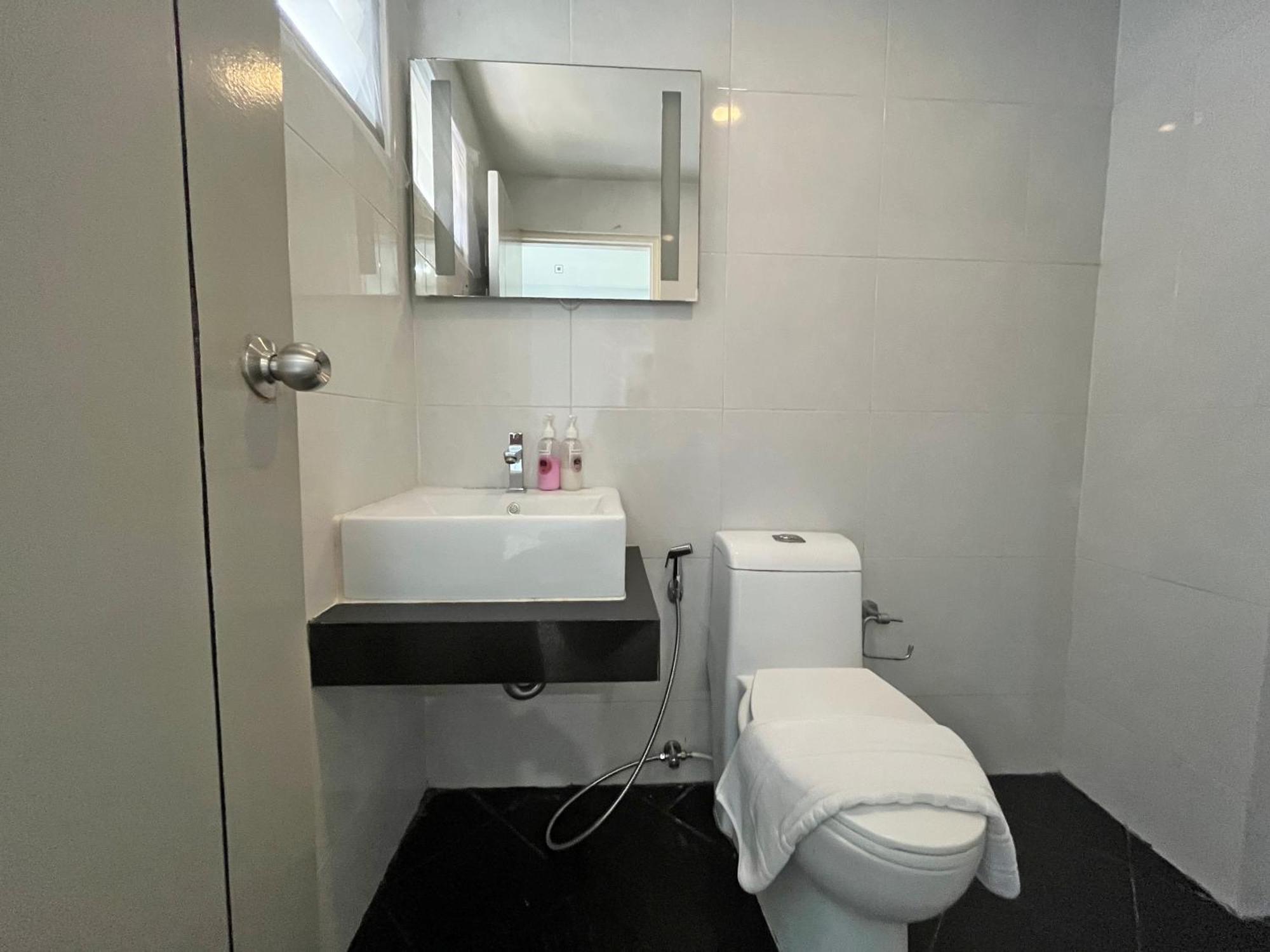 Roomquest Bangkok Don Mueang Airport Номер фото